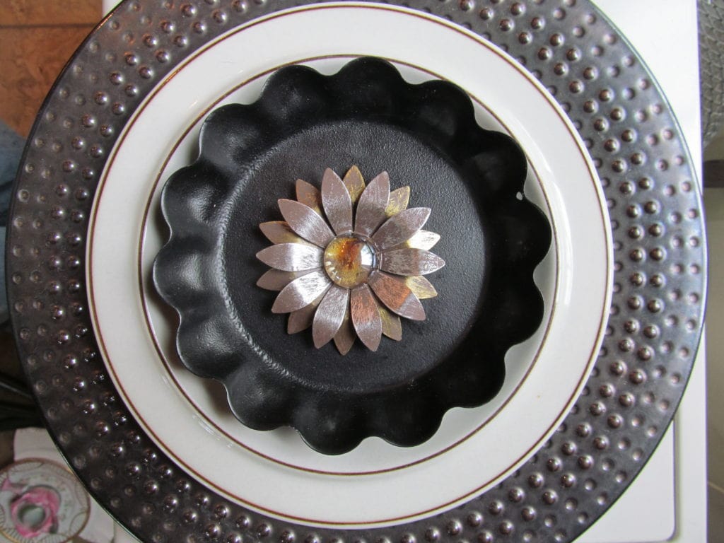 plate flowers a combination of dishes in dark brown and black colors to show how to make a flowers with a more rustic look