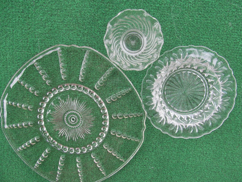 Pic shows 3 glass dishes of different sizes  that show what types of glass dishes to use in making the art piece