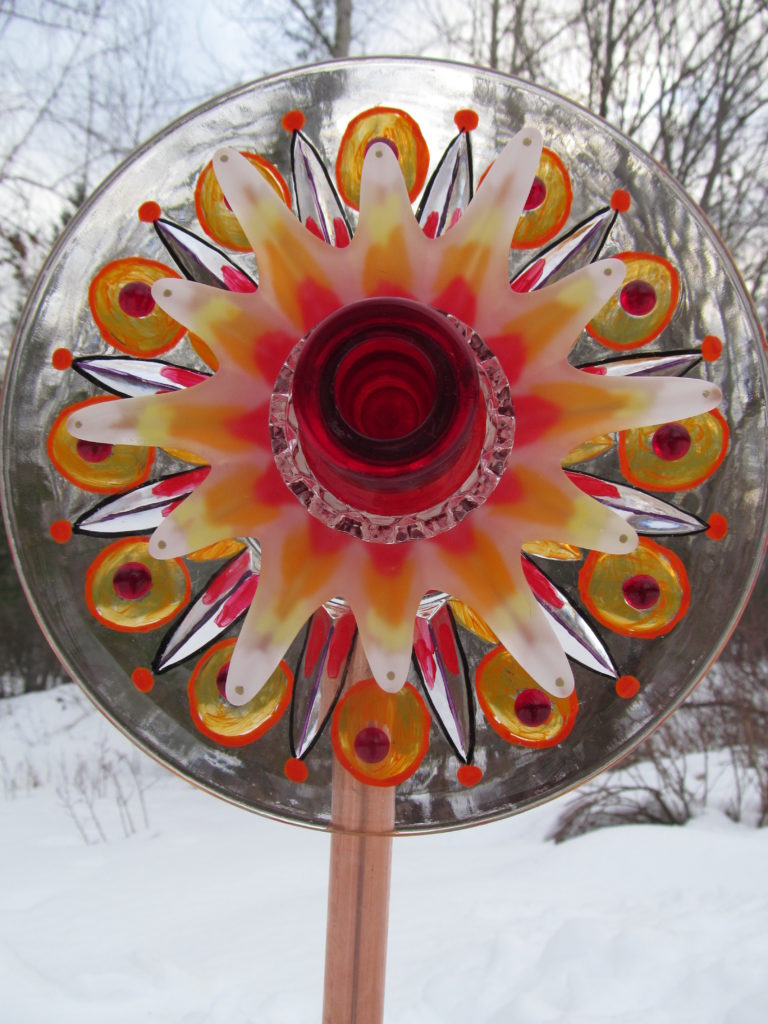 One of the artist's best dish flowers in bold colors that make it appear radiant like the sun.
