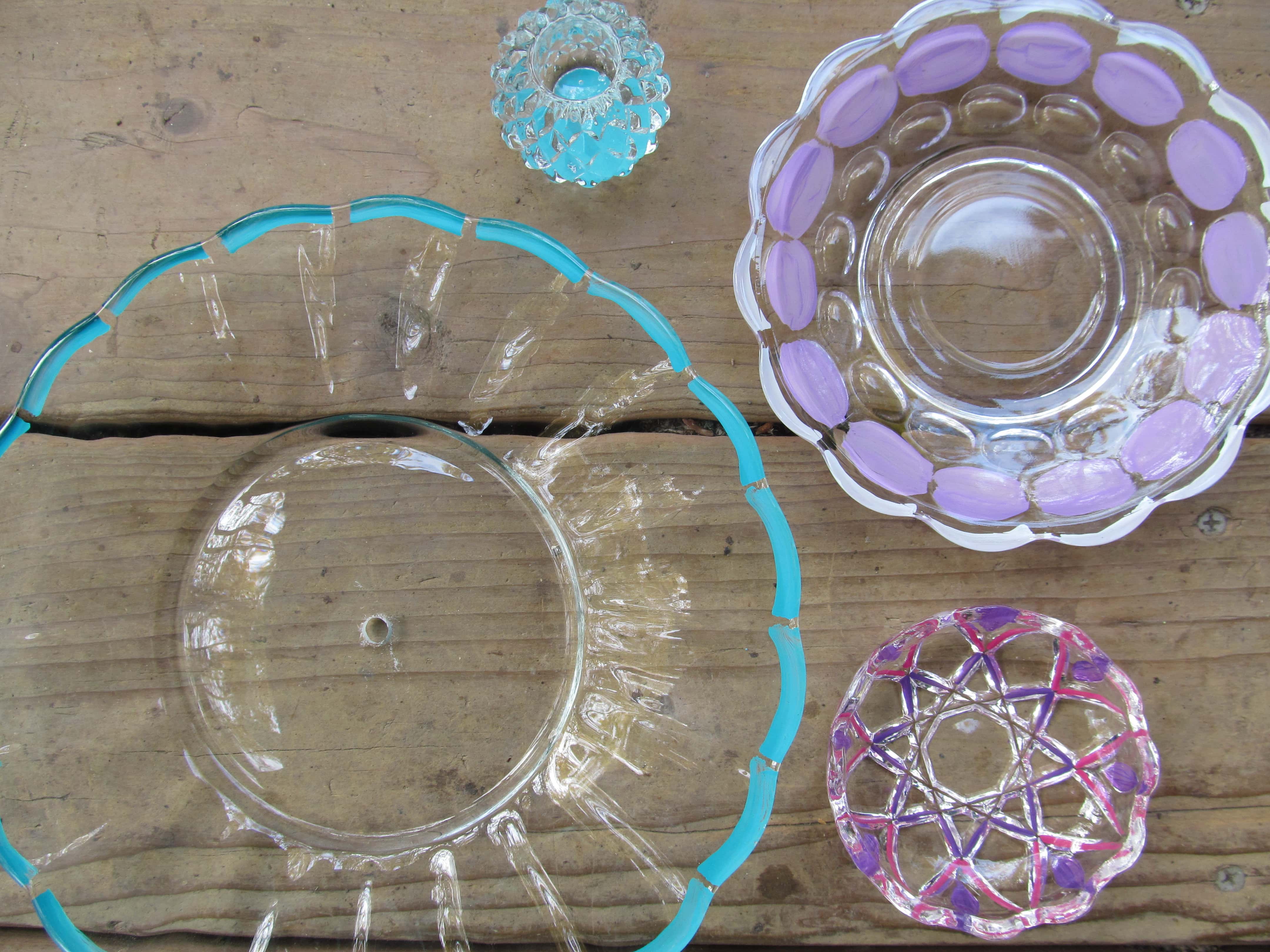 maling på glassvarer viser 4 retter av forskjellige størrelser som er malt på baksiden.