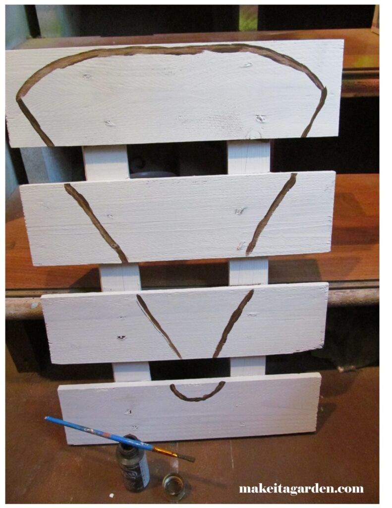 paint the outline of the face for wood pallet reindeer