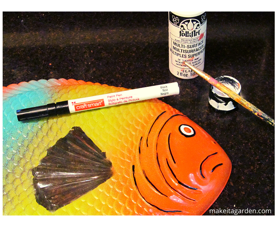 fish platter demonstrates how to add the face details to the fish after being painted. It is thrifty yard art